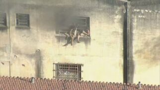 Incêndio deixou o galpão completamente destruído