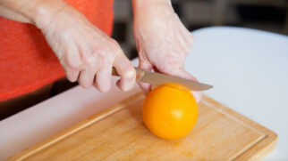 Aprenda uma maneira simples e rápida de tirar a casca da laranja e aproveitar 100% da polpa