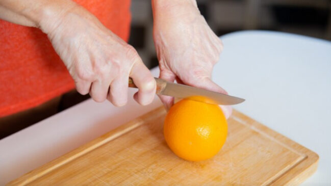 Aprenda uma maneira simples e rápida de tirar a casca da laranja e aproveitar 100% da polpa