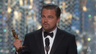 Leonardo DiCaprio se vinga de piada com macarrão para Nikki Glaser