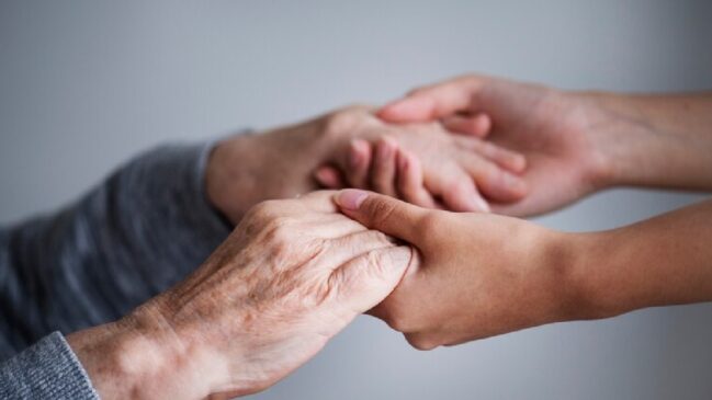 A tecnologia também tem um papel fundamental no planejamento estratégico de Pescueza para o tratamento com seus idosos. A cidade implementou alguns sistemas tecnológicos para monitorar a saúde dos moradores, para garantir que o grupo possa receber assistência médica sempre que necessário - (rawpixel.com/Freepik)