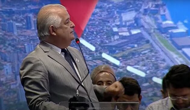 Márcio França durante ato relacionado ao túnel entre Santos e Guarujá