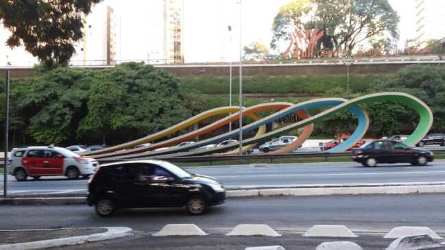 A escultura é composta por quatro lâminas onduladas de concreto armado, cada uma com cerca de 40 metros de comprimento, 4 metros de altura e 2 metros de largura.