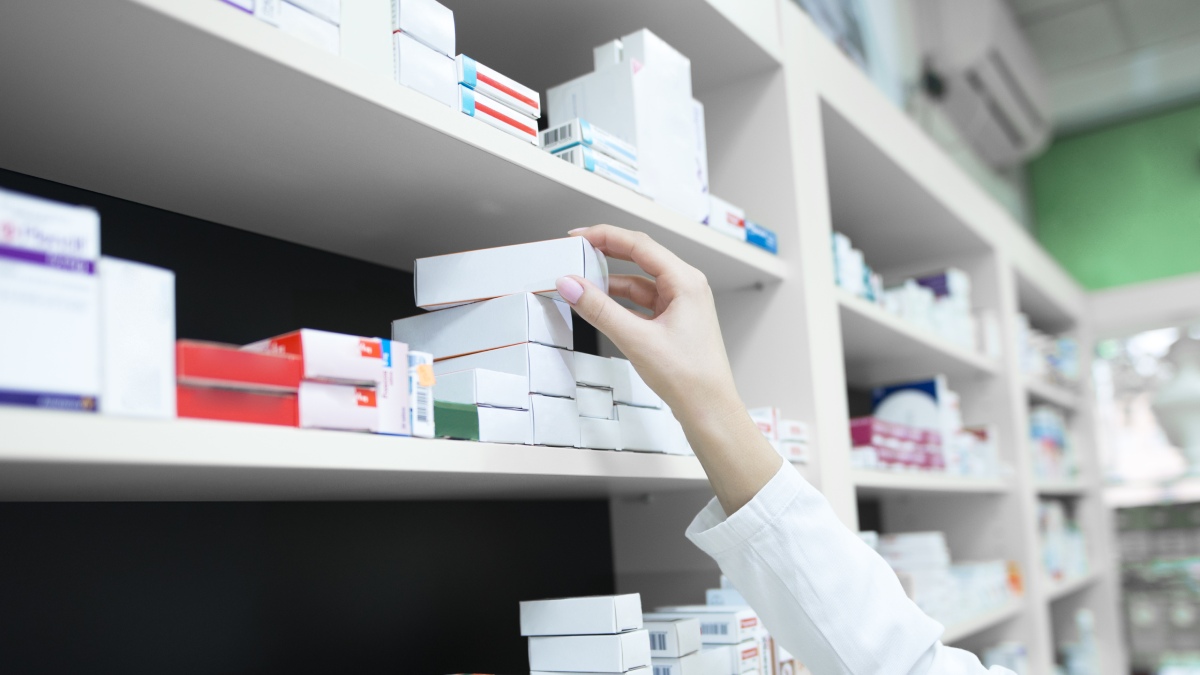 A nimesulida pertence à classe dos anti-inflamatórios não esteroidais (AINEs) e age inibindo a enzima ciclooxigenase (COX), reduzindo a produção de prostaglandinas, substâncias relacionadas à dor, inflamação e febre. Foto: Freepik