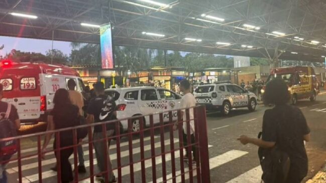 Segundo a Polícia Militar, o tiro foi disparado por volta das 18h após uma briga com outro passageiro