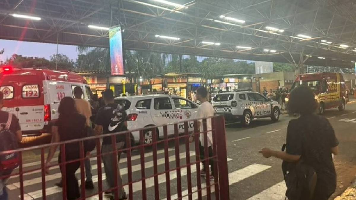 Segundo a Polícia Militar, o tiro foi disparado por volta das 18h após uma briga com outro passageiro