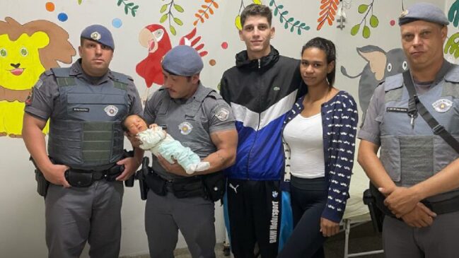 Ao chegar no local, os policiais militares viram o pai com a filha no colo, já sem respirar