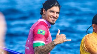 O surfista brasileiro Gabriel Medina avançou para as quartas de final do WSL. O atleta superou o australiano João Robinson por 13.34 a 7.87 /Divulgação