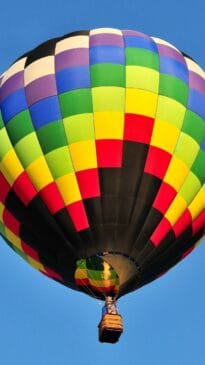 A magia do voo de balão - o voo pode durar entre 40 minutos e uma hora, tempo suficiente para admirar a vista e curtir a tranquilidade do céu.