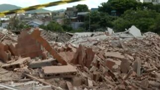 Equipes foram acionadas por volta das 10h20 para atender ao desabamento de uma edificação na rua Pedro Osório Filho