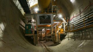 Tuneladora Shield comporta ao todo 150 pessoas que trabalham diretamente em sua operação, dividida em três turnos diários