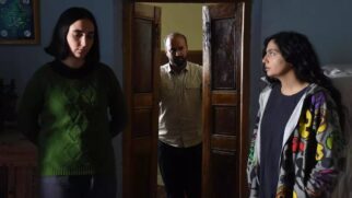 Quando sua arma de uso pessoal desaparece dentro de casa, o personagem desconfia de sua própria família e começa a agir de forma paranoica e autoritária