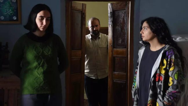 Quando sua arma de uso pessoal desaparece dentro de casa, o personagem desconfia de sua própria família e começa a agir de forma paranoica e autoritária