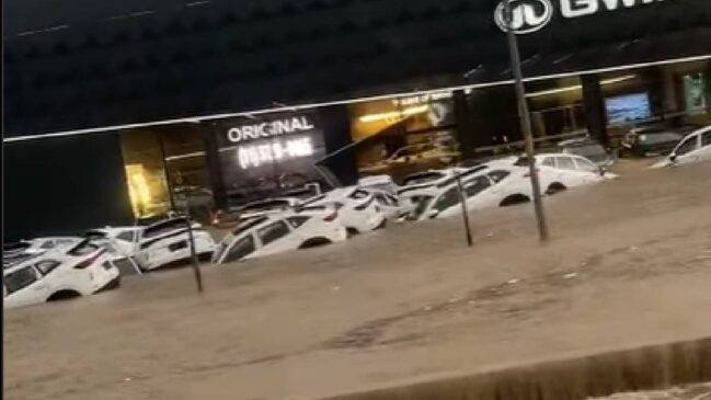 Em Guarulhos, na Grande São Paulo, uma loja de carros ficou submersa após as chuvas desta segunda-feira