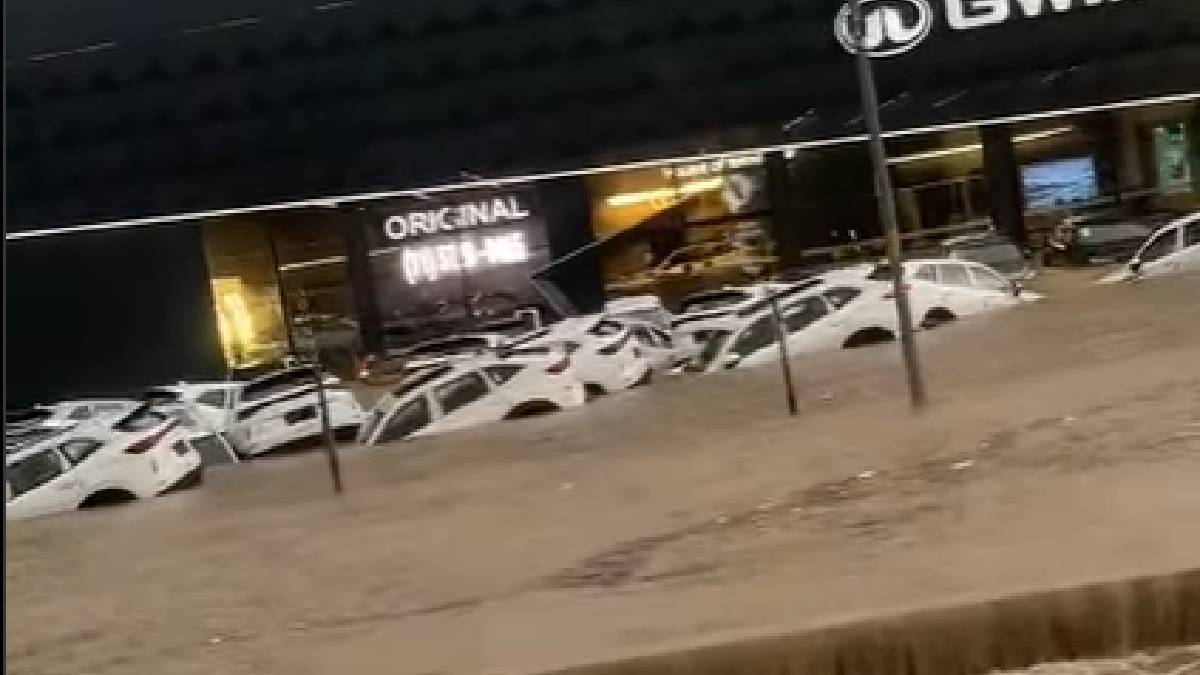 Em Guarulhos, na Grande São Paulo, uma loja de carros ficou submersa após as chuvas desta segunda-feira