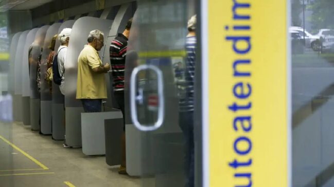 Número elevado de foliões nas ruas pode aumentar o risco de incidentes nos bancos