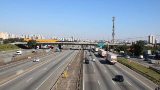 Tráfego na rodovia liga Guarulhos, em São Paulo, até Contagem, em Minas Gerais