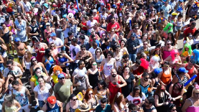 A data do Carnaval muda todos os anos, pois é definida com base no calendário lunar e na Páscoa