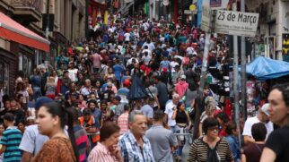 Ruas afetadas pela falta de luz do centro da cidade acumulam grande fluxo de consumidores