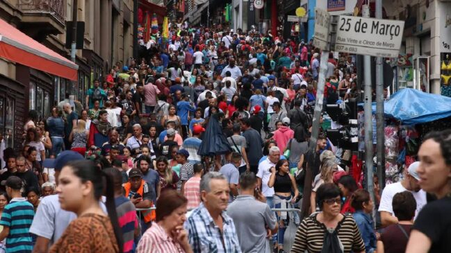 Ruas afetadas pela falta de luz do centro da cidade acumulam grande fluxo de consumidores