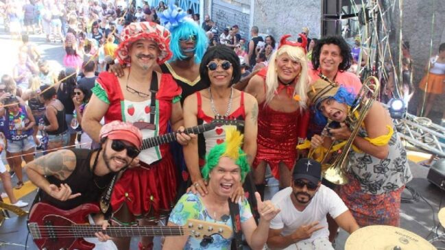 Há mais de 30 anos, a banda contagia moradores alegria e irreverência