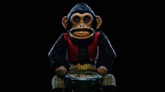 O Macaco conta a história de dois irmãos gêmeos que encontram um macaco de brinquedo no sótão de casa