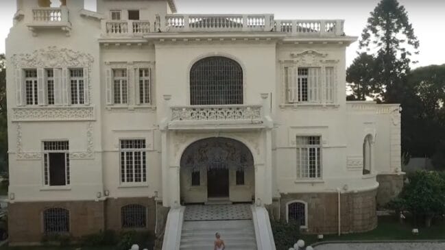 O palácio possui mais de 50 cômodos distribuídos em quatro andares. Um verdadeiro símbolo do luxo da época. (Foto: Reprodução/Youtube)