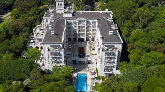 Perfeito para quem busca tranquilidade e sofisticação durante o feriado de Carnaval, o luxuoso Palácio Tangará é cercado pela natureza do Parque Burle Marx. Foto: Divulgação/Palácio Tangará