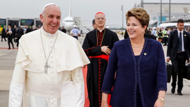 O Papa Francisco foi recebido pela então presidenta Dilma Rousseff