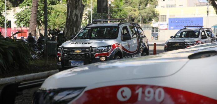 Carro só parou quando um dos agentes acertou o condutor, que morreu no local.