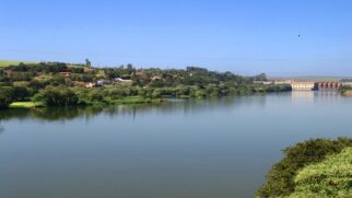 O rio nasce a 1.120 metros de altura, na cidade de Salesópolis (SP)