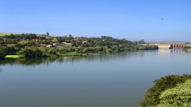 O rio nasce a 1.120 metros de altura, na cidade de Salesópolis (SP)