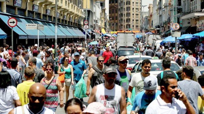 A principal e mais tradicional via de comércio popular de São Paulo já teve outros nomes