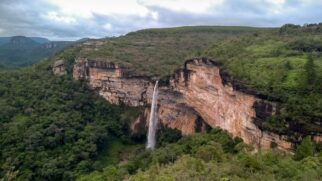 Sengés está situada na região dos Campos Gerais do Paraná, na divisa com o estado de São Paulo. 
