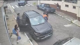 Um dos criminosos disparou para o alto para intimidar a vítima