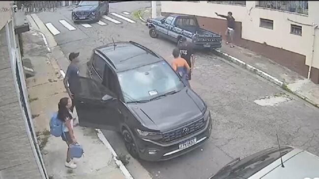 Um dos criminosos disparou para o alto para intimidar a vítima