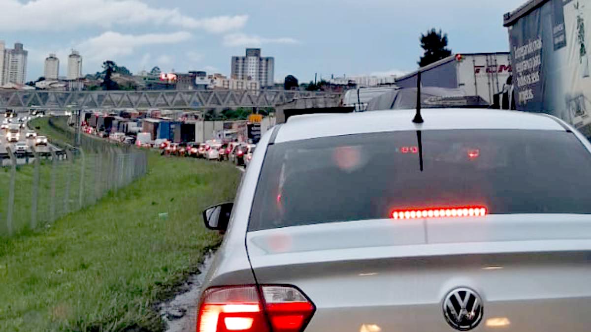 Congestionamento gera queixas de motoristas que precisam ter paciência para enfrentar o trânsito