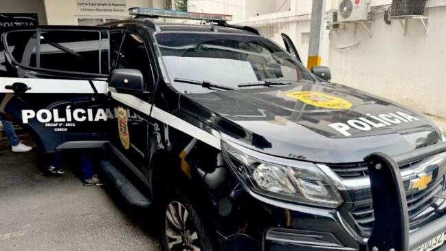 Suspeitos abandonaram o carro e fugiram a pé para uma área de mata