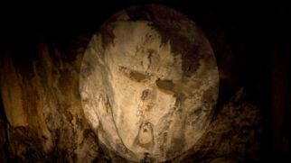 Rosto misterioso e assustador presente na Caverna do Diabo é um dos motivos que levou o local a receber este nome