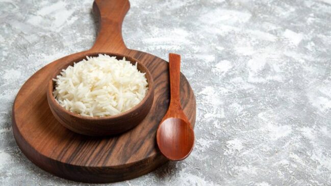 O arroz branco é rico em amido, que se transforma em glicose durante a digestão. Isso pode elevar os níveis de açúcar no sangue e aumentar o risco de diabetes tipo 2.