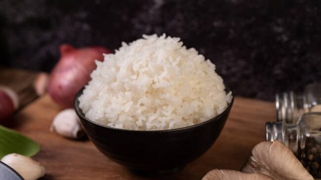 Outra dica é substituir o arroz branco pelo integral, que libera glicose de forma mais gradual e é mais rico em fibras.