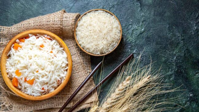 Para preparar o arroz branco de forma mais saudável, cozinhe e deixe-o esfriar antes de consumir. Adicione fibras ao prato, como legumes e verduras.