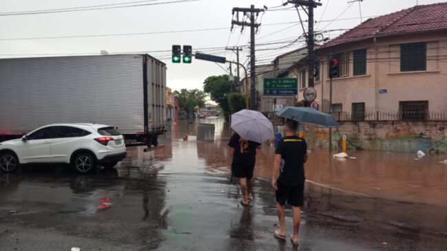 Em São Caetano do Sul, próximo à avenida dos Estados, a rua Mariano Pamplona ficou alagada