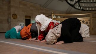 Os muçulmanos não bebem nem água durante do jejum do Ramadã