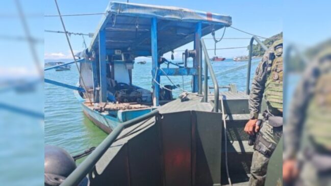Policiais localizaram barco com seis tripulantes e fizeram a abordagem