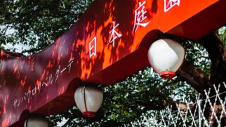 A presença oriental, especialmente japonesa, mas também chinesa e coreana, é possível ser encontrada em muitos pontos comerciais do bairro da Liberdade