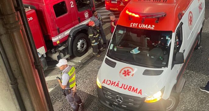 Ambulâncias, carros de bombeiros e viaturas de socorristas foram ao local