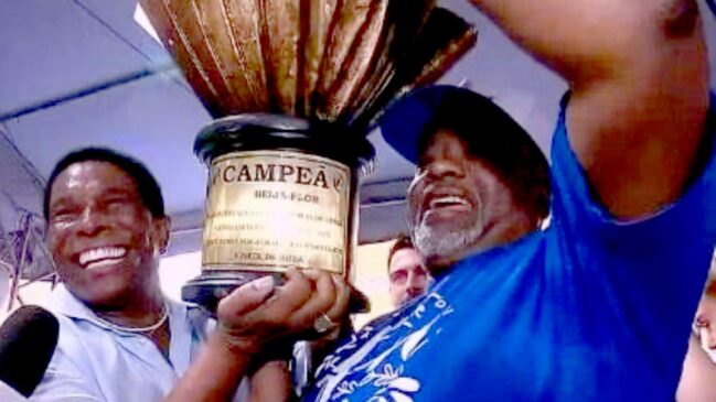 Neguinho da Beija-Flor, ícone do Carnaval carioca, vibrou e chorou muito com a conquista do campeonato na sua despedida como intérprete da escola de Nilópolis