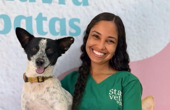 Branquelo, totalmente recuperado, posa para foto ao lado da veterinária Alice Soares