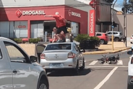 Momento em que motociclista subiu sobre carro da vítima